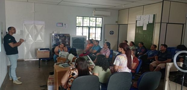 #pracegover #pratodomundover #acessibilidade - Na foto, pessoas reunidas em uma sala. Elas estão...