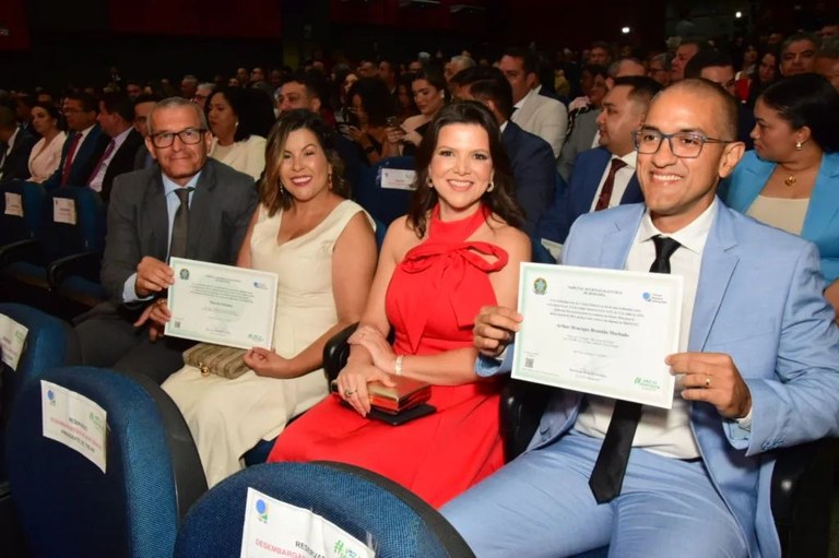 O prefeito Arthur Henrique, o vice-prefeito Marcelo Zeitoune e suas respectivas esposas - Foto: ...